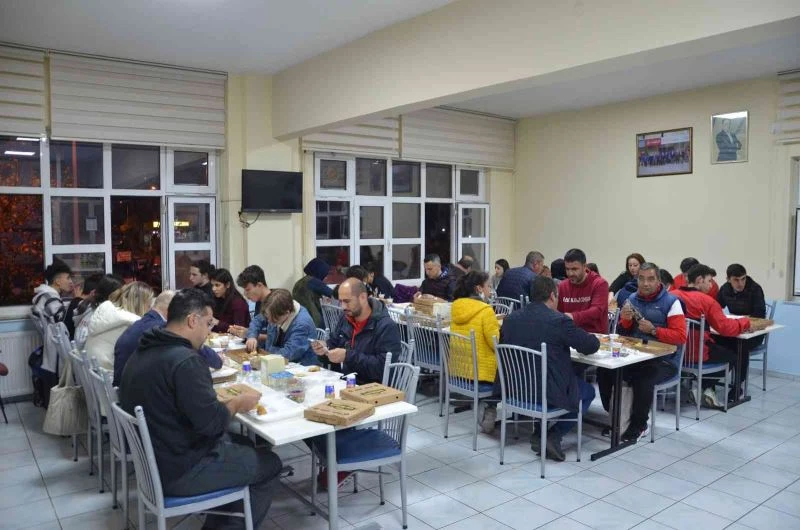 Geleceğin pehlivanları yemekte bir araya geldi
