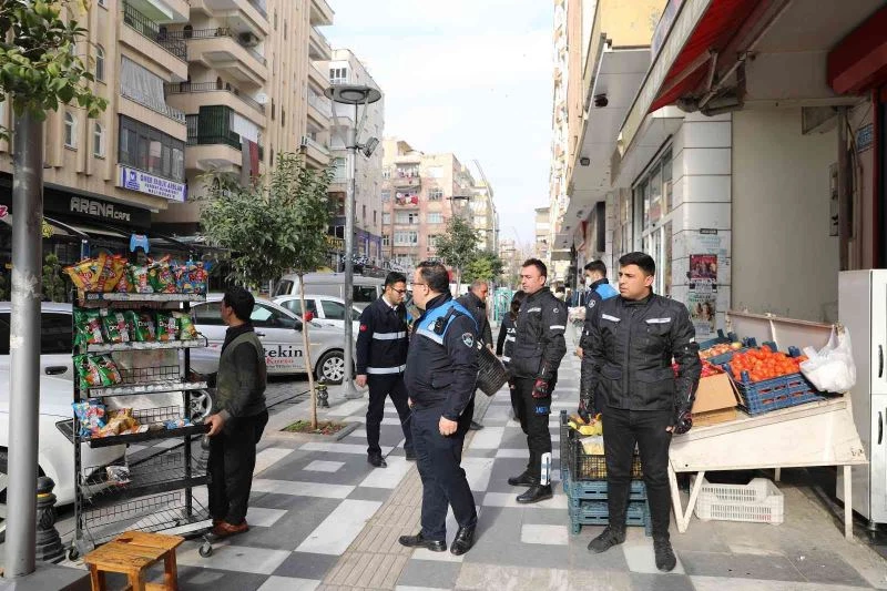 Haliliye’de zabıta kaldırım işgallerini önlüyor
