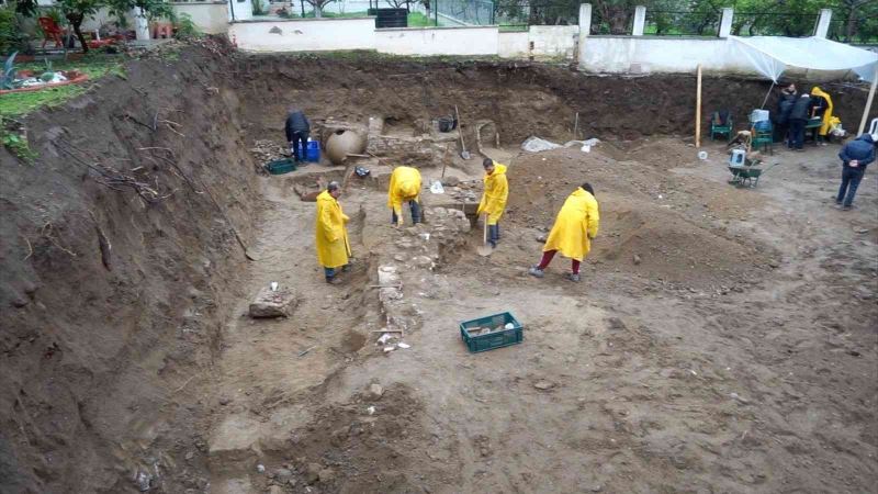 İnşaat temel kazısında antik mezarlar bulundu
