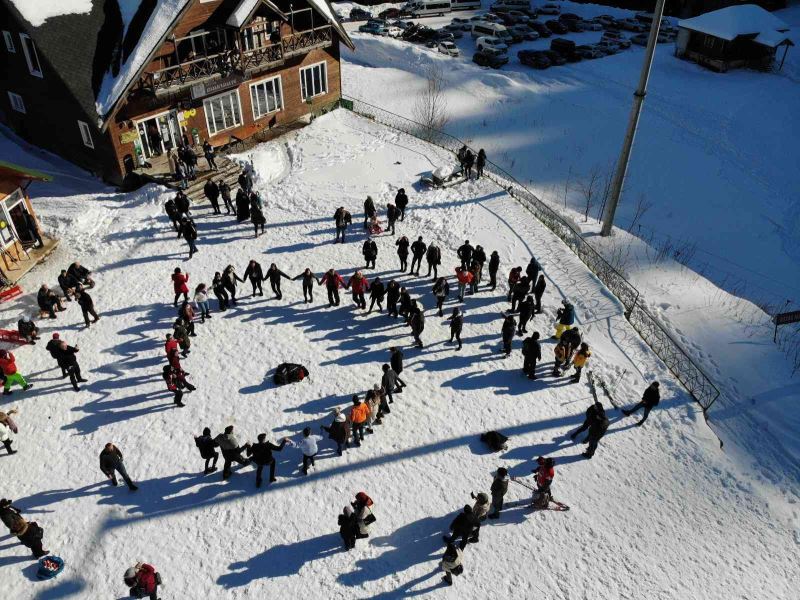 Artvin’in Atabarı Kayak Merkezinde hamsi şenliği düzenlendi
