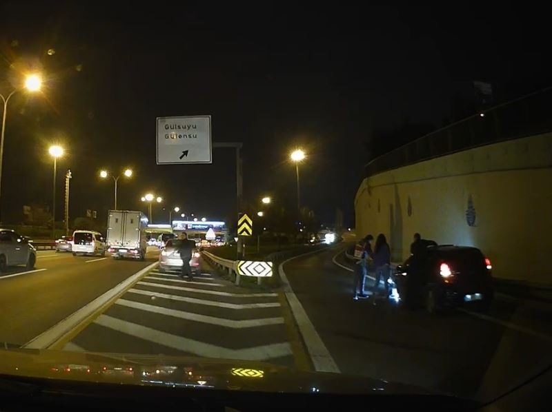 Maltepe’de dublör şoför oyunu: Makas atarken bariyerlere daldı, aracı bırakıp kaçtı
