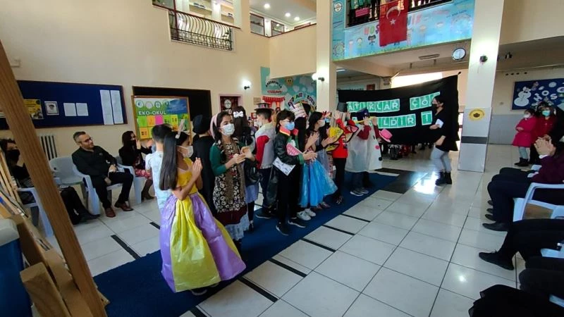 Atık malzemelerle yaptıkları elbiselerle defile sundular
