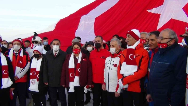 Sarıkamış şehitleri anısına yapılan kardan heykeller törenle açıldı

