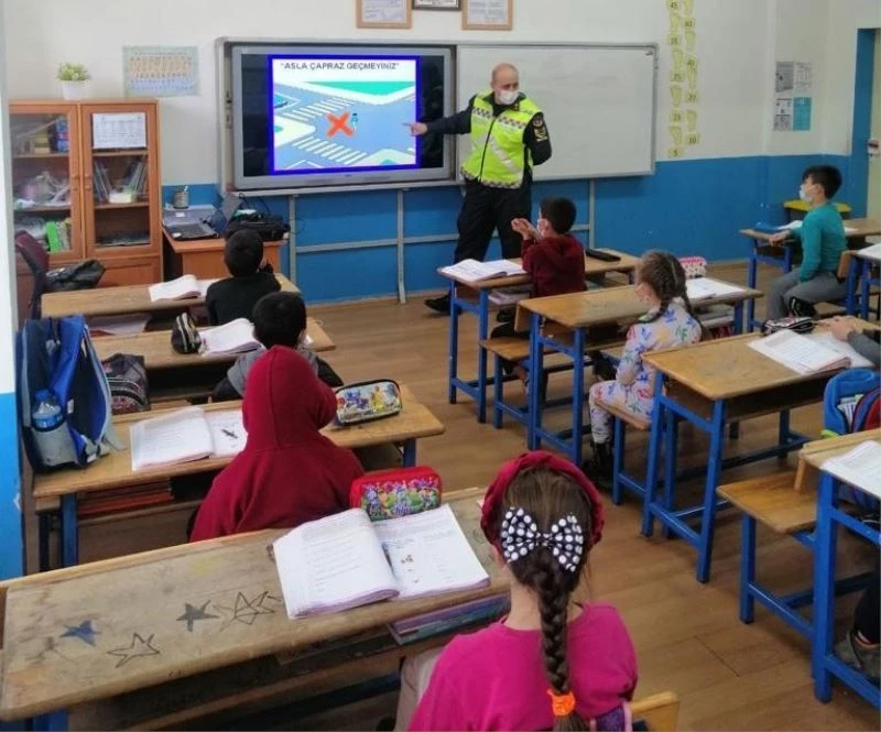 Jandarma timleri okul okul gezip trafik dersi veriyorlar
