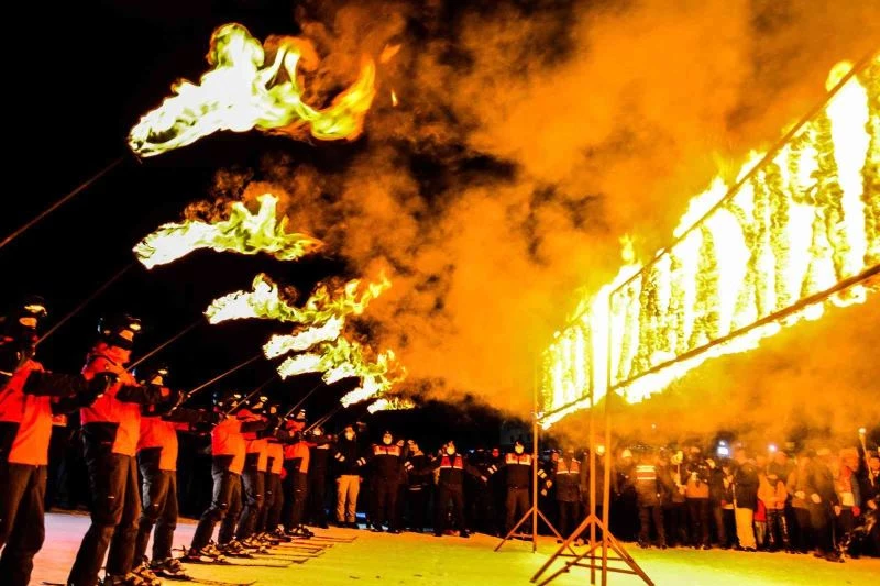 JAK timlerinin meşaleli kayak gösterisi nefes kesti
