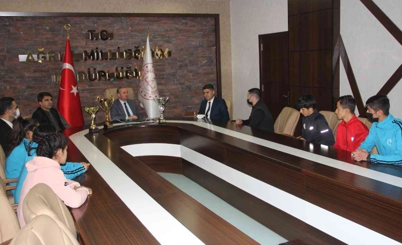 Ağrı Milli Eğitim Müdürü Kökrek, çeşitli yarışmalarda başarılı olan öğrencilerle bir araya geldi
