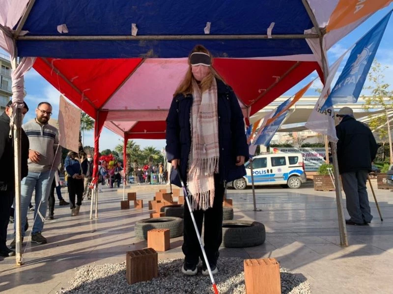 AK Partili gençlerden beyaz baston empati etkinliği
