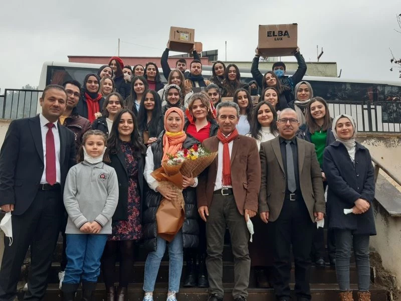 Üniversite öğrencileri ilkokula kütüphane kurdu
