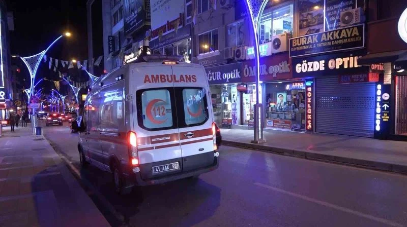 Takip edilip cadde ortasında bıçaklandılar
