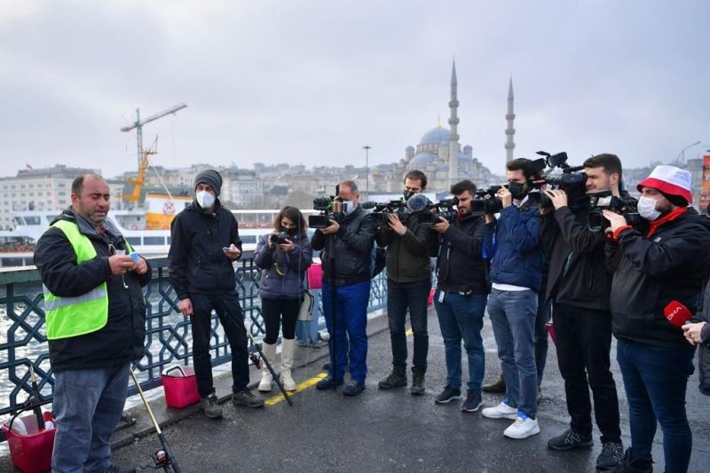 Fatih’te gazeteciler Haliç’e olta attı
