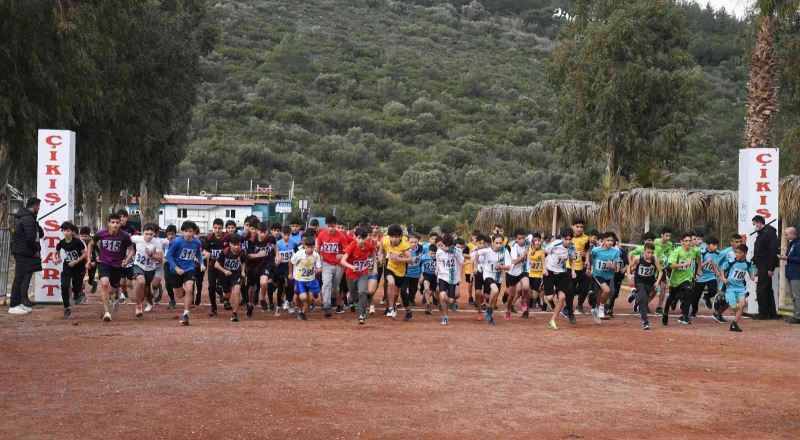 Kuşadası okullararası Kros şampiyonası’na ev sahipliği yaptı
