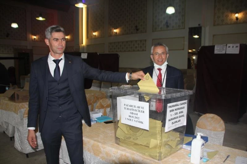 Serik Semt Pazarcıları ve Tuhafiyeciler Esnaf Odası Başkanı Akıllı, güven tazeledi