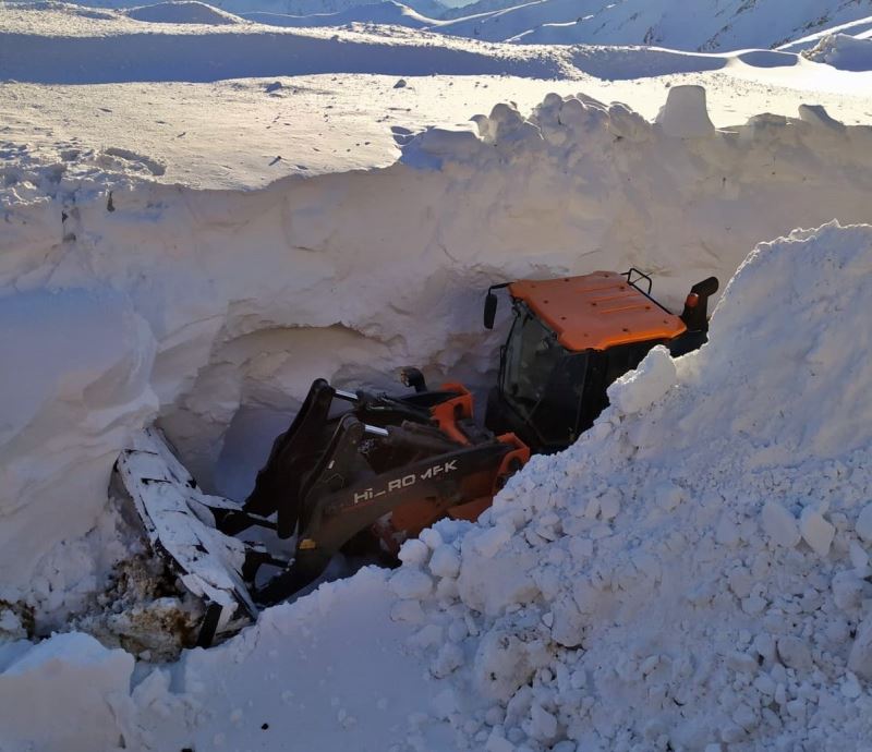 Yüksekova’da kar kalınlığı iş makinelerinin boyunu geçti
