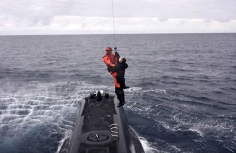 Akdeniz Kalkanı’nda görevli denizaltı personeli annesinin cenazesine helikopterle yetişti
