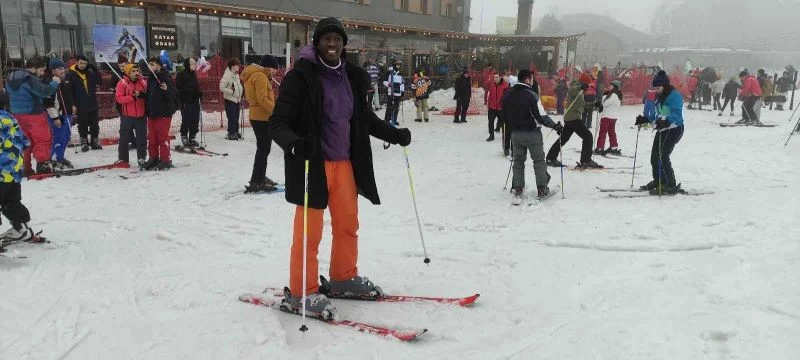 Hayatında ilk defa kar gören Afrikalı genç sevinçten havalara uçtu
