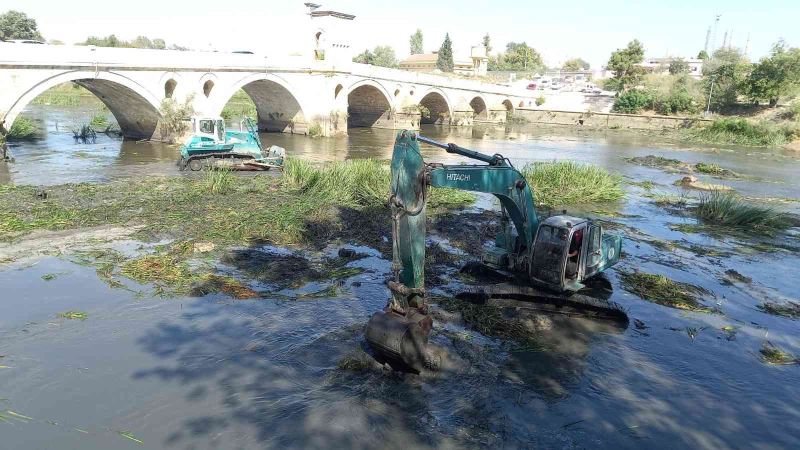 Ot ve sazlıklarla kaplanan Tunca Nehri’nde temizlik çalışması başlatıldı
