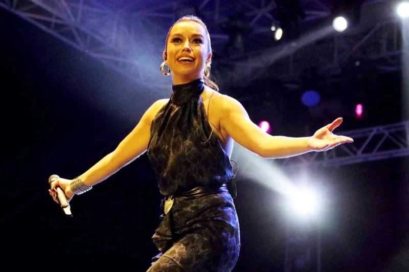 Tuğba Yurt Menteşe’de hayranlarını coşturdu
