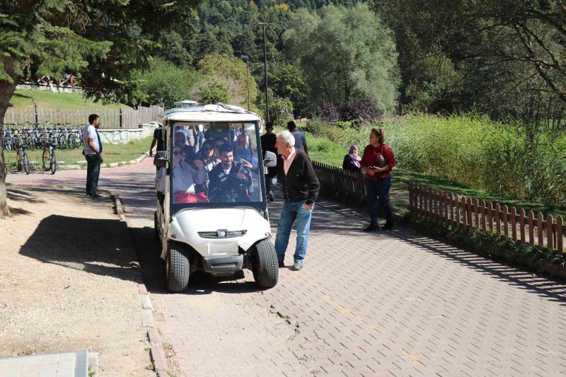 Sıcak havaların son günlerinde Gölcük Tabiat Parkı’na yoğun ilgi
