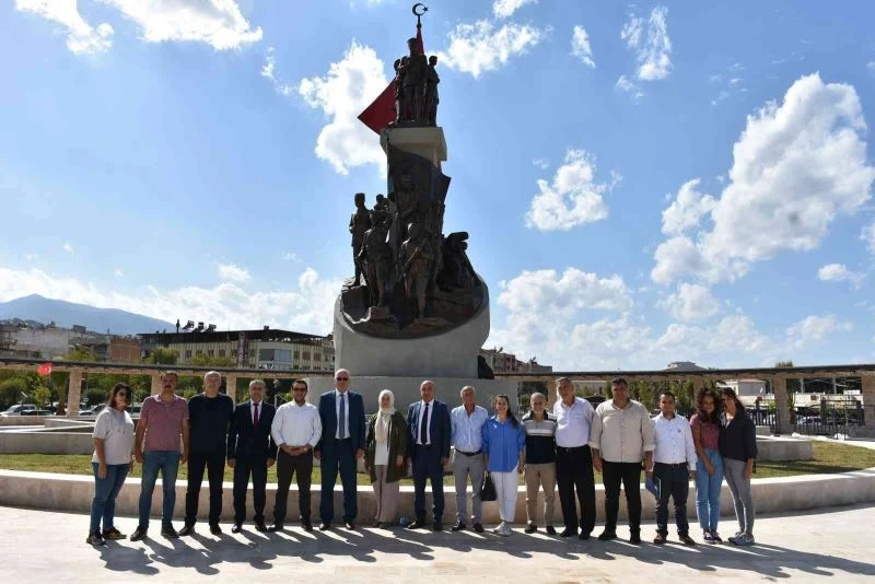 Salihli’ye kazandırılan yeni projeler, meclis üyelerine tanıtıldı

