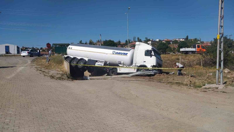 Şoför su şişesine uzanınca, LPG tankeri şarampole uçtu
