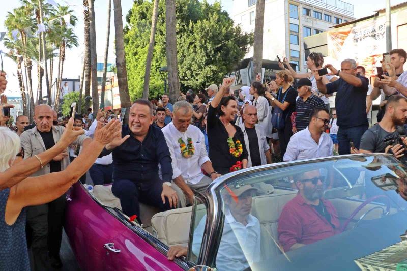 Altın Portakal’ın geleneksel korteji Antalyalıları sokaklara döktü
