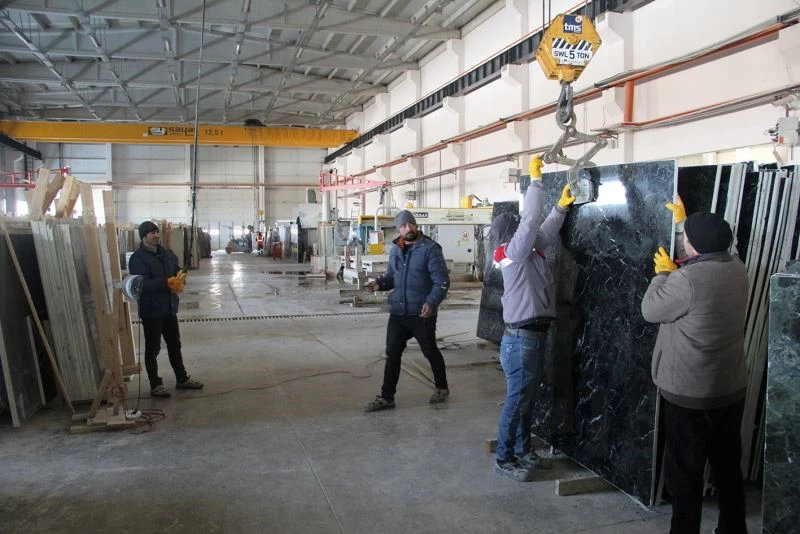 Doğal taş fabrikasından ilk ihracat
