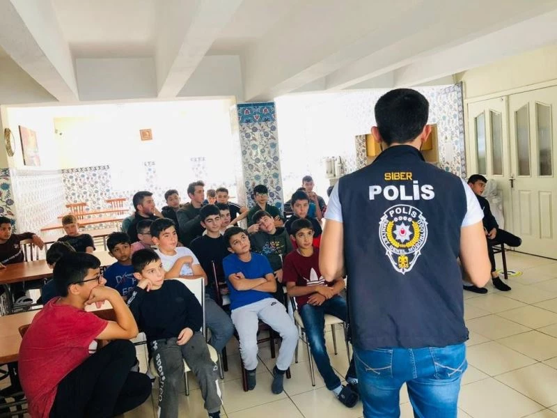 Kütahya’da Kuran Kursu öğrencilerine güvenli ve bilinçli internet kullanımı eğitimi
