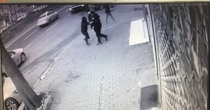 (Özel) İstanbul’da kapkaç anları kamerada: Birinin elinden diğerinin kulağından çaldılar
