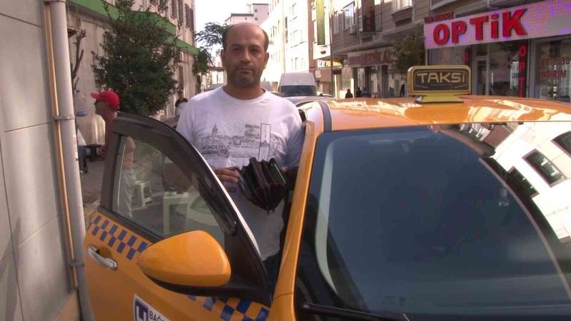 Bağcılar’da taksici, aracında unutulan çantayı sahibine teslim etti
