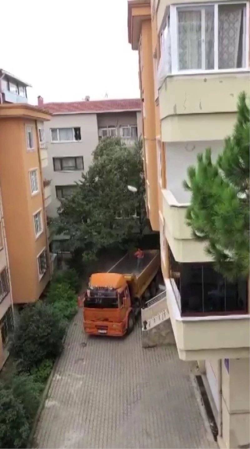 Üsküdar’da 3’üncü kattan kamyona moloz attılar, vatandaşlar tepki gösterdi

