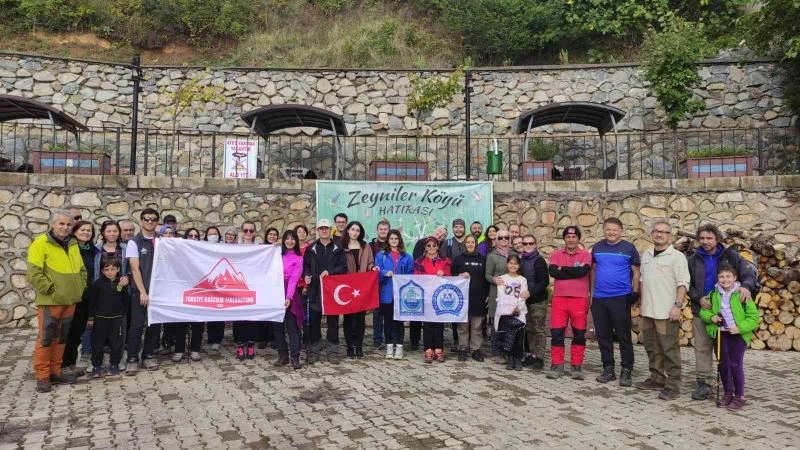 Aileler doğa yürüyüşünde buluştu.
