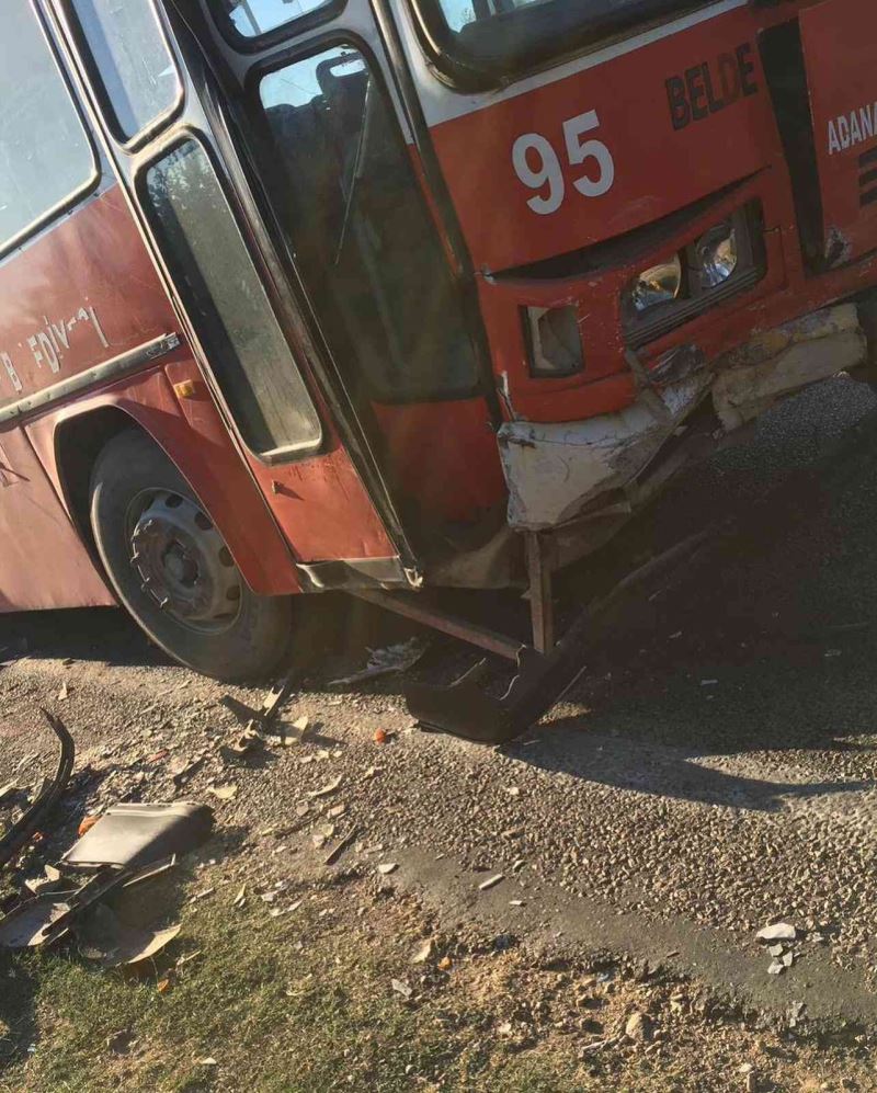 Belediye otobüsü porsuğa çarpmamak için otomobil ile çarpıştı: 3 yaralı
