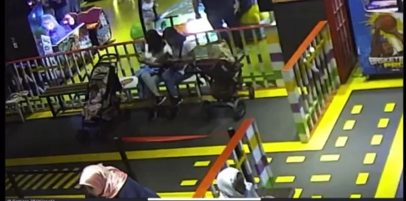 Sarıyer’de Vadistanbul’da hırsızlık kamerada: Çantayı hırkasıyla kamufle edip çaldı
