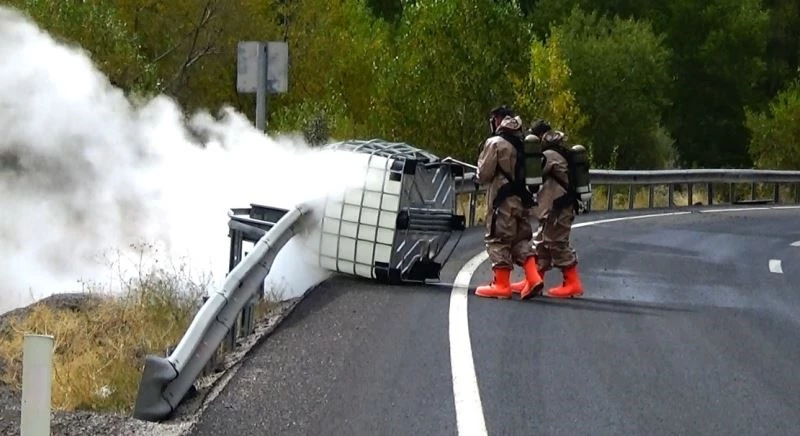Tırdan yola düşen, tıp alanında ve roket yakıtı üretiminde kullanılan hidrojen peroksit paniğe neden oldu

