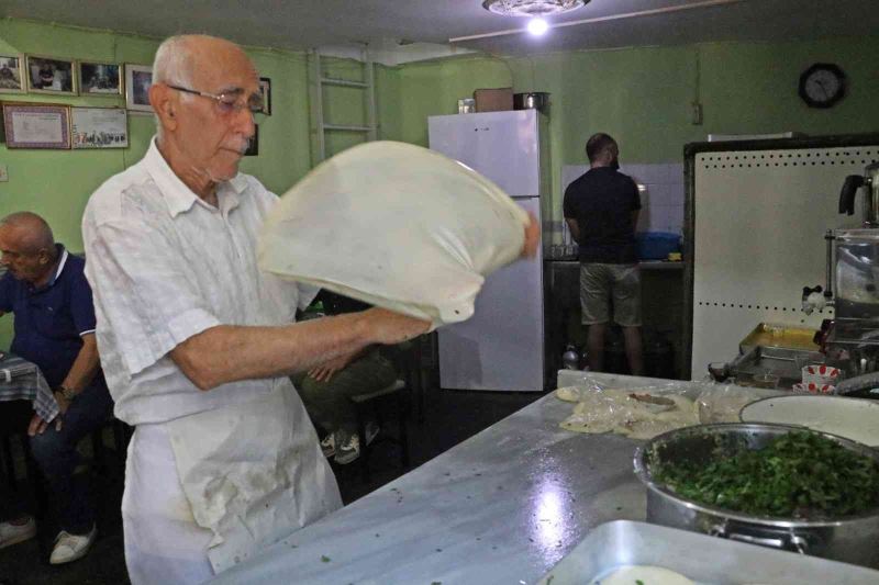 78 yaşındaki börek ustası yaptığı işle gençlere taş çıkartıyor
