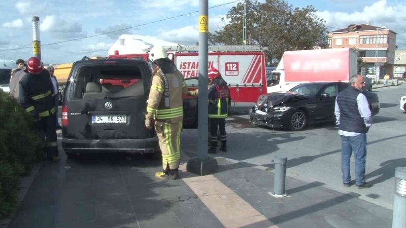 Arnavutköy’de 2 araç kavşakta bir birbirlerine girdi: 3 yaralı
