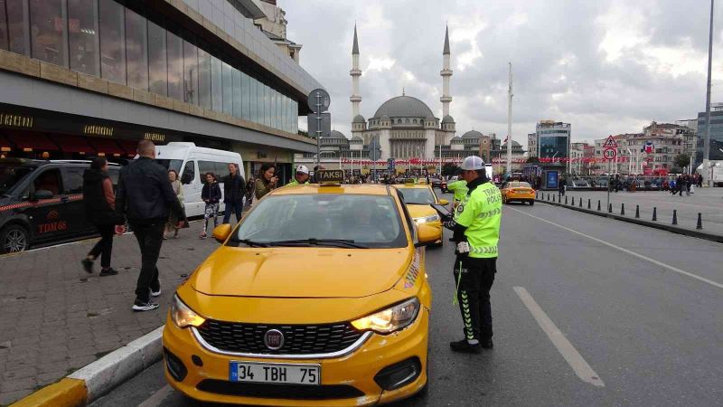 Ceza yiyen taksiciden polise küstah tepki: 