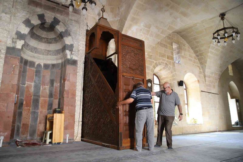 Dünyada ilk: 7 asırlık camide raylı minber
