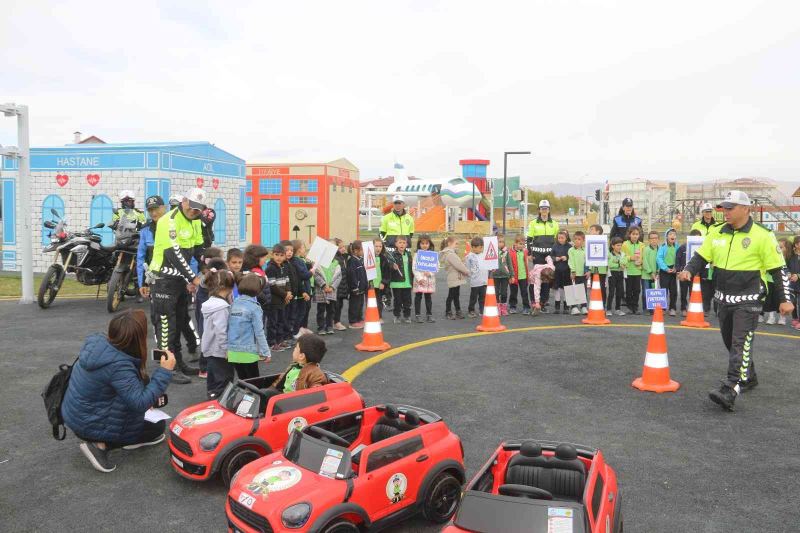 Çocuklar trafik kurallarını eğitim parkında uygulayarak öğreniyor
