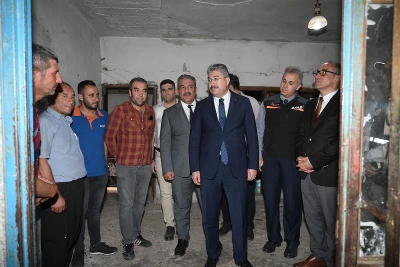 Vali Yılmaz, depremde zarar gören evlerde incelemelerde bulundu
