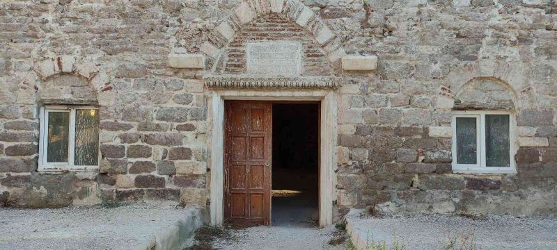 Tarihi camideki plastik pencereler, İHA’nın haberinden sonra söküldü
