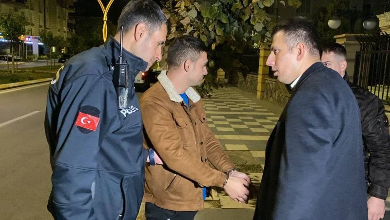 Uyuşturucuyla yakalandı, “Daralıyorum” deyip araca binmek istemedi
