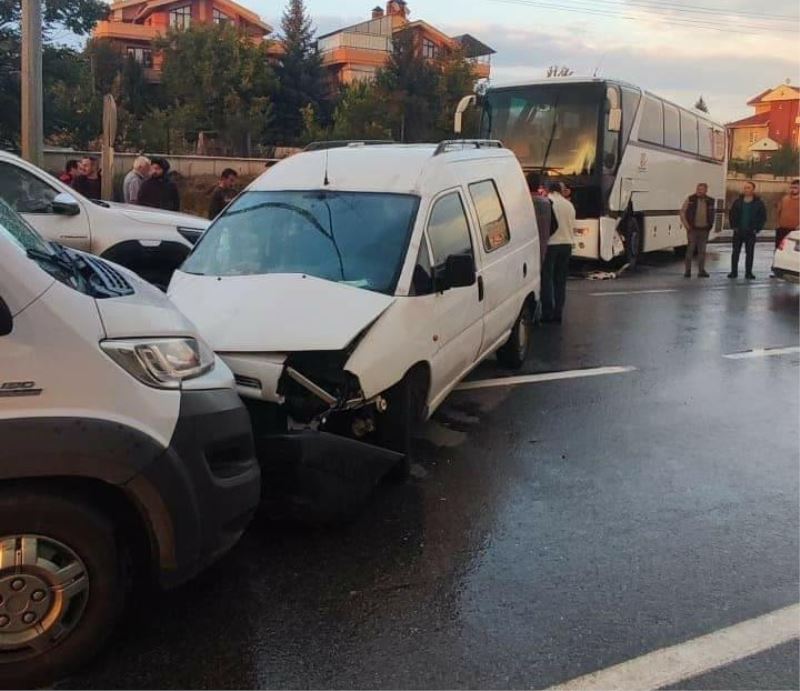 2 kişinin yaralandığı trafik kazasının ardından trafik kilitlendi

