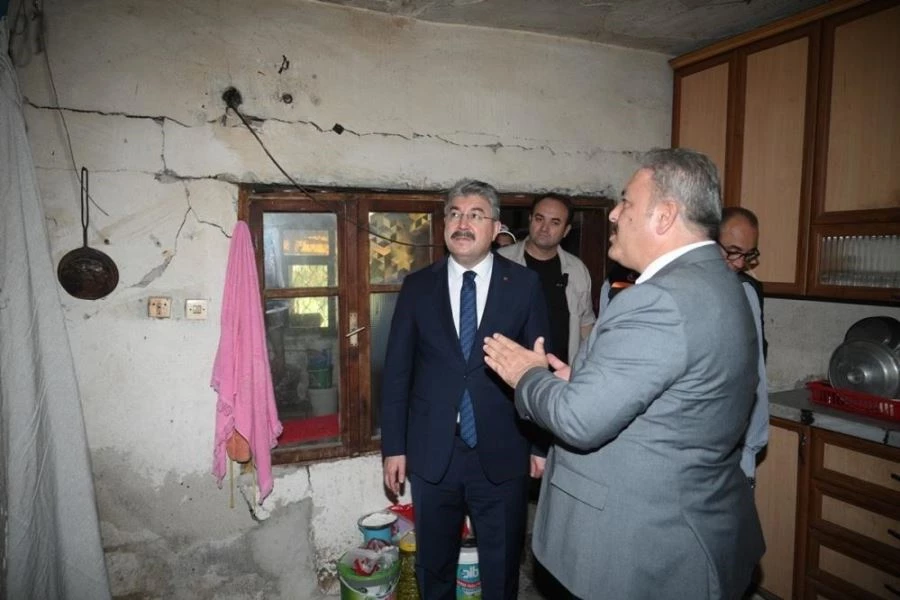 Vali Yılmaz, depremde zarar gören evlerde incelemelerde bulundu
