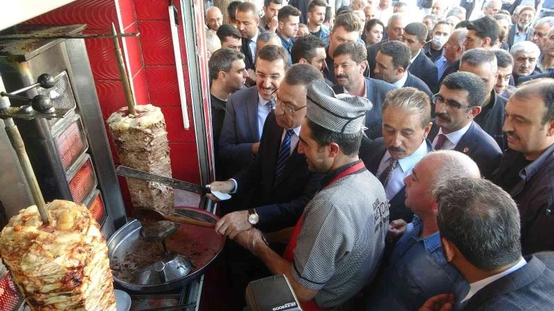 Fuat Oktay, döner kesti
