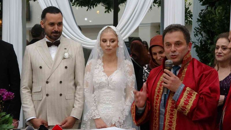 Binlerce nikah kıydı, kızının en mutlu gününde gözyaşlarına hakim olamadı
