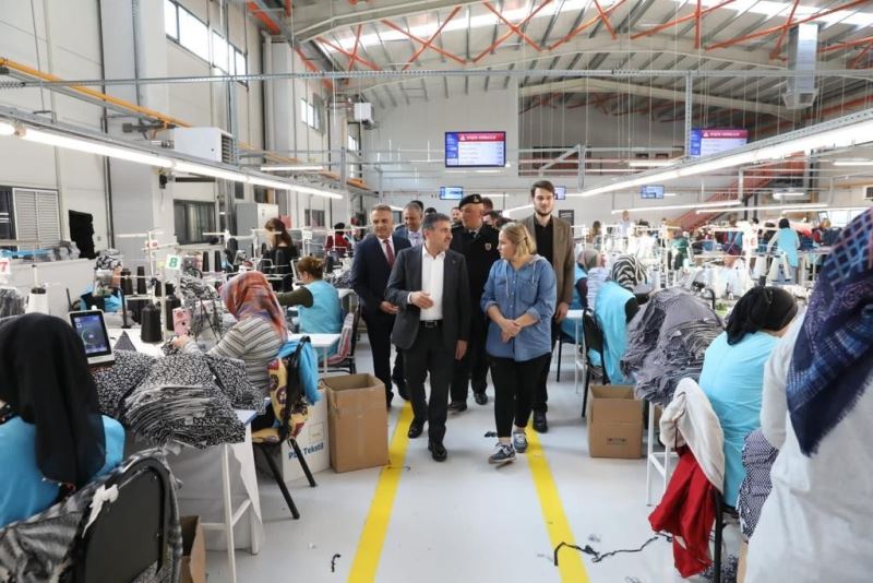 Vali Cevdet Atay, tekstil işçileri ile bir araya geldi
