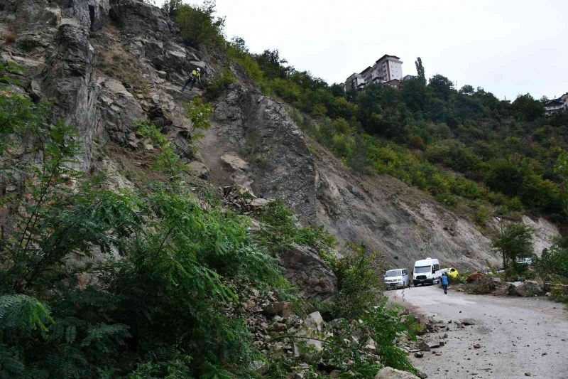 Artvin’de yamaçtan bulunan tehlikeli kayalar düşürüldü
