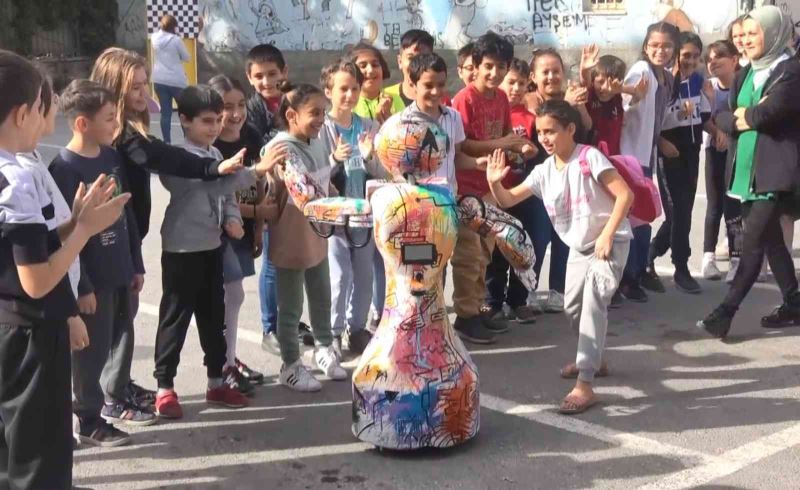 İnsansı robot dans gösterisi ile eğlendirdi, öğrenciler eşlik etti
