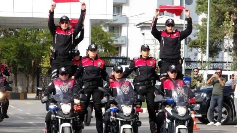 Van’da motosikletli polis timleri görevde
